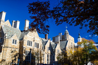 耶鲁大学大学建筑秋天与蓝色的天空新还美国