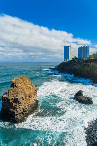 视图海洋海岸和酒店建筑的岩石高峰布拉瓦波多黎各克鲁兹tenerife金丝雀岛屿西班牙视图海洋海岸和酒店建筑的岩石高峰布拉瓦波多黎各克鲁兹tenerife金丝雀岛屿西班牙