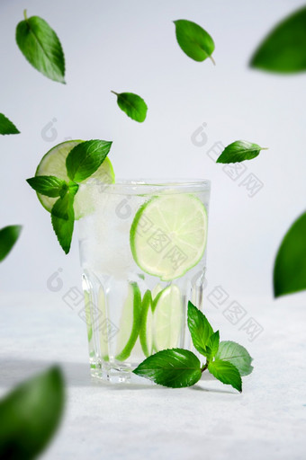 鸡尾酒莫吉托柠檬水与石灰薄荷和冰光背景概念新鲜的夏天饮料鸡尾酒莫吉托柠檬水与石灰薄荷和冰光背景概念新鲜的夏天饮料