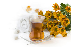 杯Herbal茶和花白色背景