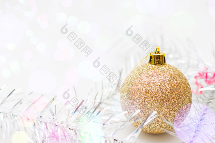 假期冬天和庆祝活动概念圣诞节和新一年卡与黄金球和银俗丽的Copyspace圣诞节和新一年卡与黄金球和银俗丽的Copyspace假期冬天和庆祝活动概念