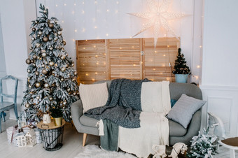 装饰圣诞节室内圣诞节树与礼物盒子白色房间枞树形装饰与花环装饰快乐新一年和快乐圣诞节的概念冬天假期