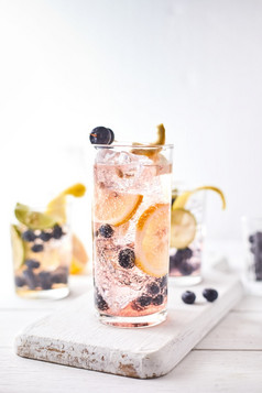 夏天新鲜的蓝莓柠檬水鸡尾酒