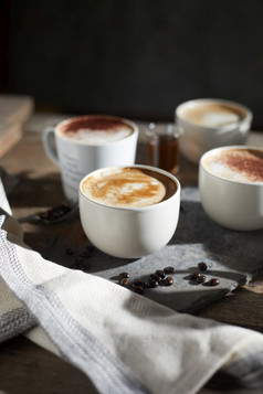 热咖啡杯和咖啡豆子木表格