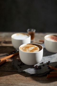 热咖啡杯和咖啡豆子木表格