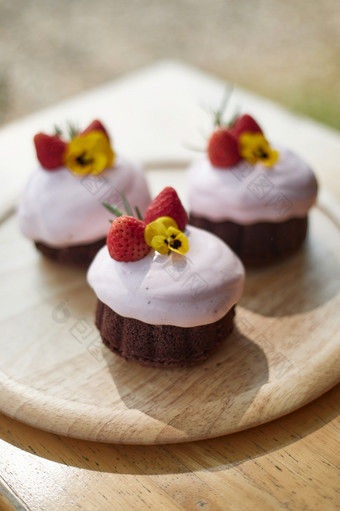美味的自制的巧克力蛋糕与草莓奶油巧克力蛋糕与草莓奶油