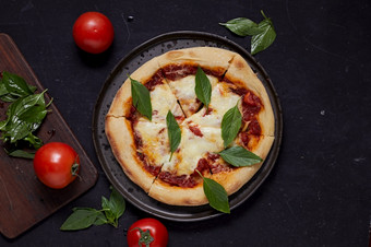 意大利披萨margherita与罗勒叶子意大利披萨margherita