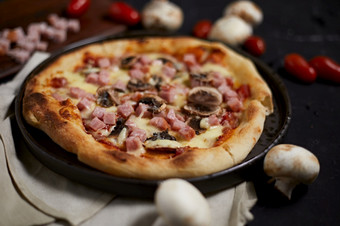 传统的<strong>意大利披萨</strong>与他和蘑菇服务板传统的<strong>意大利披萨</strong>与他和蘑菇