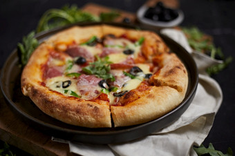 意大利意大利蒜味腊肠披萨与马苏里拉奶酪和新鲜的草本植物服务板意大利意大利蒜味腊肠披萨与马苏里拉奶酪
