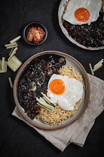 jajangmyeonjjajangmyeon朝鲜文面条与黑色的酱汁朝鲜文食物风格jajangmyeonjjajangmyeon朝鲜文面条