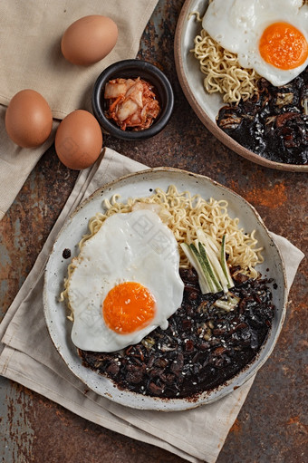 jajangmyeonjjajangmyeon朝鲜文面条与黑色的酱汁朝鲜文食物风格jajangmyeonjjajangmyeon朝鲜文面条