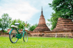 绿色自行车与古老的寺庙焦点自行车