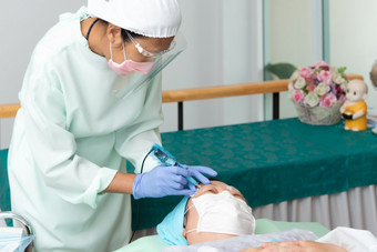 亚洲女人眉纹身专家眉纹身刺绣诊所使用新冠病毒预防政策保护使用面具和脸盾眉纹身诊所眉刺绣诊所