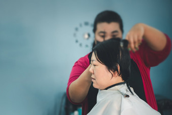 亚洲女人理发师发型发型女人丰满身体客户时尚发型理发店发型理发师发型客户理发店