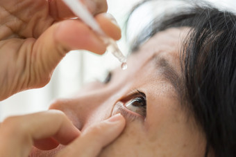 亚洲女人使用眼睛下降人工眼泪滴的眼睛为炎症干燥问题治疗眼球为眼睛健康女人使用眼睛下降人工眼泪的眼睛