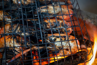 烤虾巨大的淡水虾烧烤与木炭为出售泰国街食物市场餐厅曼谷泰国烤虾巨大的淡水虾市场