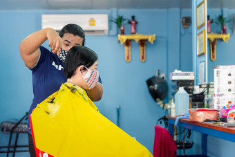 曼谷泰国五月身份不明的亚洲女人理发师发型发型女人丰满身体客户时尚发型理发店发型理发师发型客户理发店