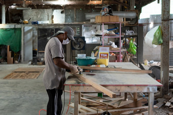 曼谷泰国五月身份<strong>不明</strong>的卡彭特构建家具产品从板条和木材木从自然硬木仓库锯木厂木工厂为建设出售卡彭特构建家具木工厂为出售