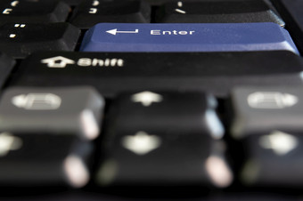 键盘为电脑服务器桌面电脑焦点输入按钮键盘办公室业务和信息技术概念键盘为电脑服务器桌面电脑