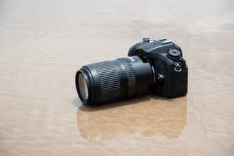 数码<strong>单反相机</strong>相机与长焦镜头海滩湿从水海波当旅行和测试使用的极端的环境演示防水摄影师数码<strong>单反相机</strong>相机海滩湿从水海波