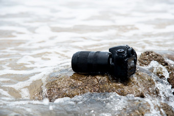 数码单反相机相机与长焦镜头海滩湿从水海波当旅行和测试使用的极端的环境<strong>演示</strong>防水摄影师数码单反相机相机海滩湿从水海波