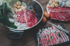 烹饪食物把肉牛肉猪肉蛋和蔬菜热能为使寿喜烧涮日本涮自助餐餐厅烹饪食物热能为使寿喜烧涮