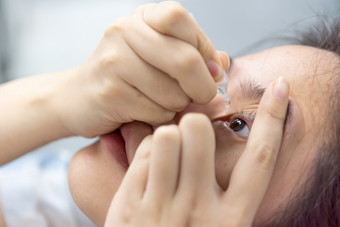 亚洲女人使用眼睛下降人工眼泪滴的眼睛为炎症干燥问题治疗眼球为眼睛健康女人使用眼睛下降人工眼泪的眼睛