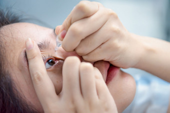 亚洲女人使用眼睛下降人工眼泪滴的眼睛为<strong>炎症</strong>干燥问题治疗眼球为眼睛健康女人使用眼睛下降人工眼泪的眼睛