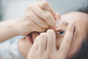 亚洲女人使用眼睛下降人工眼泪滴的眼睛为<strong>炎症</strong>干燥问题治疗眼球为眼睛健康女人使用眼睛下降人工眼泪的眼睛