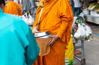 泰国和尚问为施舍早....为佛教使优点提供食物的僧侣和收到祝福从的僧侣泰国和尚问为施舍为佛教使优点