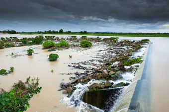 tonle肉豆蔻河大坝溢洪道溢出多雨的一天黑暗风暴未来柬埔寨泛滥平原金边在金边柬埔寨