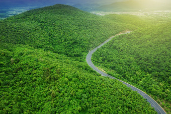 空中视图山路日出<strong>曲线</strong>沥青路通过山范围和<strong>绿色</strong>森林