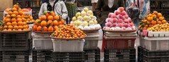 新鲜的水果销售老挝蔡街食物市场附近越边境销售各种各样的新鲜的水果普通话橙子金橘苹果亚洲梨和成熟的芒果