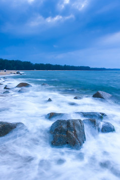 海景视图热带海滩黄昏摘要海洋波崩溃岩石海滩那拉提瓦泰国长曝光模糊运动
