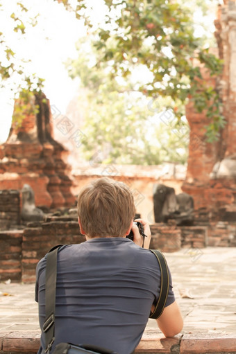 回来视图<strong>旅游</strong>男人。采取图片与数字相机古老的佛教寺庙大城府历史公园联合国教科文组织世界遗产网站phra那空大城府<strong>泰国</strong>焦点<strong>旅游</strong>男人。