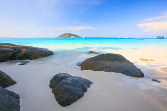 绿松石蓝色的海水和清晰的蓝色的天空下的阳光Similan岛屿夏天时间热带岛Similan国家公园喘气俄罗斯省南泰国
