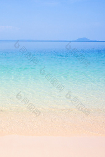 和平夏天绿松石蓝色的海水和光蓝色的天空美丽的沙子海滩和轻轻波岛背景阳光一天假期时间概念复制空间泰国