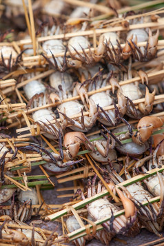 野生蟹竹子串肉扦的篮子当地的食物pakse老挝pdr多雨的季节