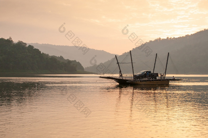 和平视图游客和车辆当地的车渡船sirikit湖南省泰国旅行日落时间夏天季节美丽的云山筏背景金光简单的生活