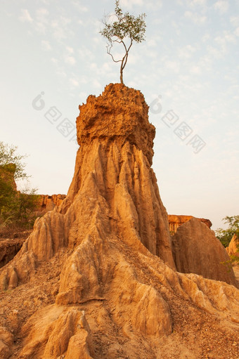 古老的风景优美的景观日落的为什么你我们网站显示风景如画的风景侵蚀砂岩柱子类似的峡谷神奇的列和悬崖纹理热带森林<strong>背景温暖</strong>的语气软日落南泰国