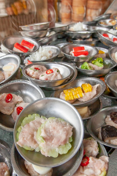 各种各样的森林总和彩带饺子服务小不锈钢盘子当地的中国人餐厅勿洞亚拉附近的马来西亚边境前旅游景点南部泰国