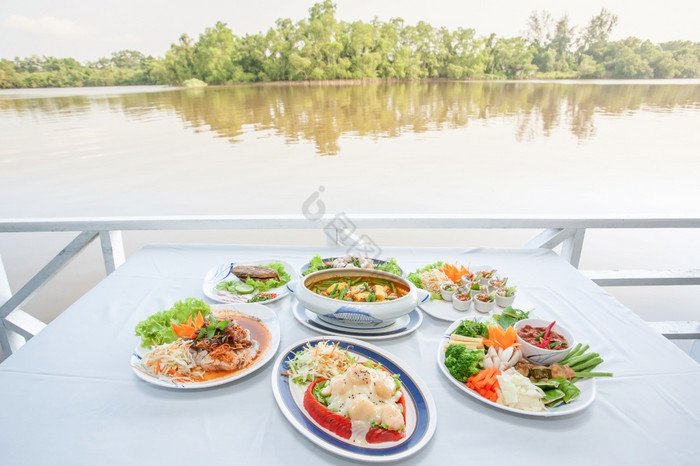东南亚洲厨房集日本虾与沙拉鱼器官酸汤泰国