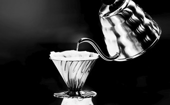 滴咖啡使对于在咖啡与<strong>热</strong>水被倒从<strong>水壶</strong>黑色的背景