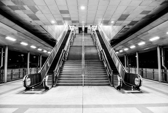 楼梯天空火车站自动扶梯和楼梯火车站