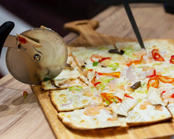美味的新鲜的披萨特写镜头披萨刀意大利披萨木表格