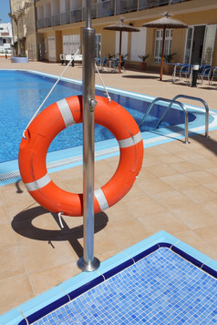 橙色救生圈救生圈挂下一个的游泳池酒店