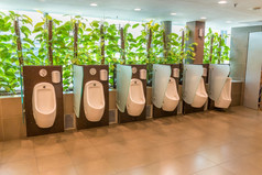 公共但厕所。。。房间与技术电子传感器和绿色植物为放松
