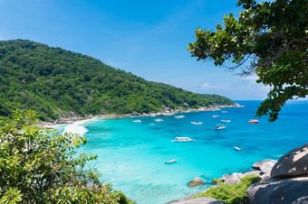 美丽的视图点与蓝色的天空和云蓝色的海和白色沙子海滩与船Similan岛Similan国家公园<strong>普吉岛</strong>泰国大多数受欢迎的假期为<strong>旅游</strong>