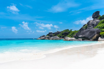 美丽的视图与蓝色的天空和云蓝色的海和白色沙子海滩Similan岛Similan国家公园普吉岛泰国大多数受欢迎的假期为旅游