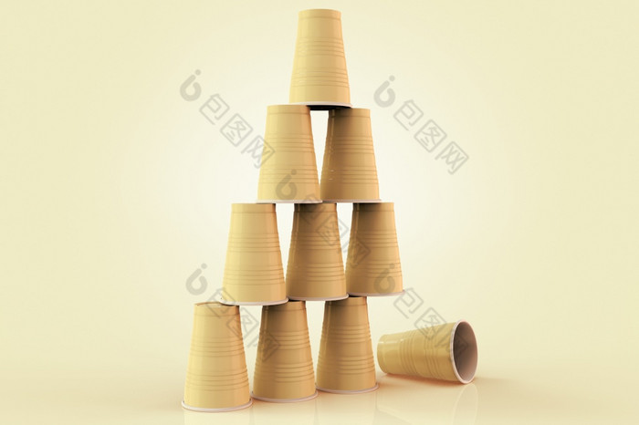 呈现塑料杯堆放金字塔与一个下降下来代表的概念失败团队合作